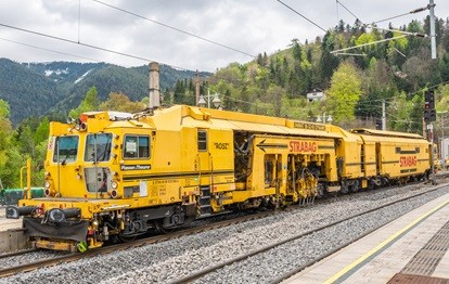 Wieder im Einsatz: Maschine nach dem Retrofit unterwegs am Semmering (Bild: Plasser & Theurer)