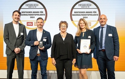 Tom Hoppelshäuser und Tim Krischak, beide Ruhrbahn GmbH, Brigitte Zypries, Schirmherrin des Awards, Dr. Katharina Peine und Dominik Danda, beide highQ Computerlösungen GmbH (Bild: Thomas Ecke/DISQ/ntv/DUP UNTERNEHMER)