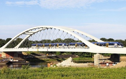 Zug der RB26 fährt über die Oder-Brücke bei Küstrin (Bild: VBB)