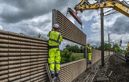 Installation der Teststrecke der neuen Schallschutzwand mit 30% Recyclingbetonanteil (Bild: Kirchdorfer Gruppe / Postl)