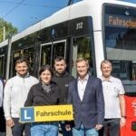 Fahrlehrer tauschen Auto gegen Bim