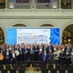 Schnieder übergibt Förderung für rund 1.900 Elektrobusse