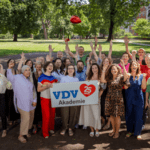 Menschen qualifizieren, Mobilität gestalten: Seit 25 Jahren ist die VDV-Akademie Partner der Branche Menschen qualifizieren, Mobilität gestalten: Seit 25 Jahren ist die VDV-Akademie Partner der Branche